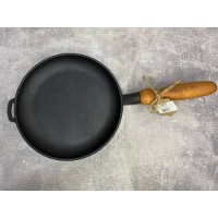 Cковорода чавунна млинцева 22*2,5 см з дерев'яною ручкою Maysternya 220-25Ук