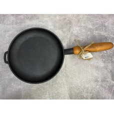 Cковорода чавунна млинцева 22*2,5 см з дерев'яною ручкою Maysternya 220-25Ук