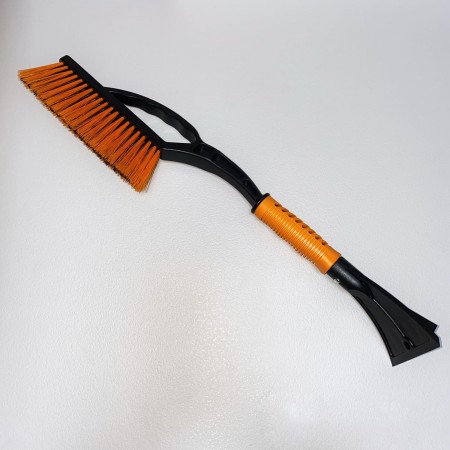 Щітка зі скребком автомобільна  для снігу та льоду 57,5 см Ucsan Plastik 2310 помаранчева