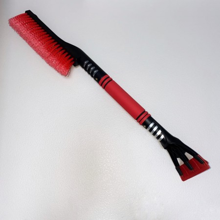 Щітка зі скребком автомобільна  для снігу та льоду 60 см Ucsan Plastik М-135 червона