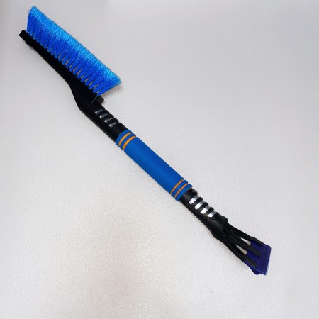 Щітка зі скребком автомобільна  для снігу та льоду 60 см Ucsan Plastik М-135 блакитна