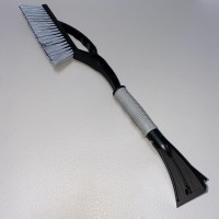 Щітка зі скребком автомобільна  для снігу та льоду 57,5 см Ucsan Plastik 2310 сіра