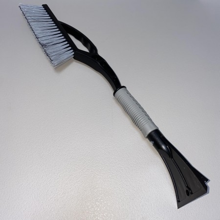 Щітка зі скребком автомобільна  для снігу та льоду 57,5 см Ucsan Plastik 2310 сіра