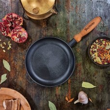 Cковорода чавунна млинцева 24*2,5 см з дерев'яною ручкою Maysternya Т301Ук